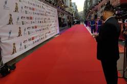 بالفيديو والصور.. البساط الأحمر يستقبل المشاركين في مهرجان وهران الدولي للفيلم العربي