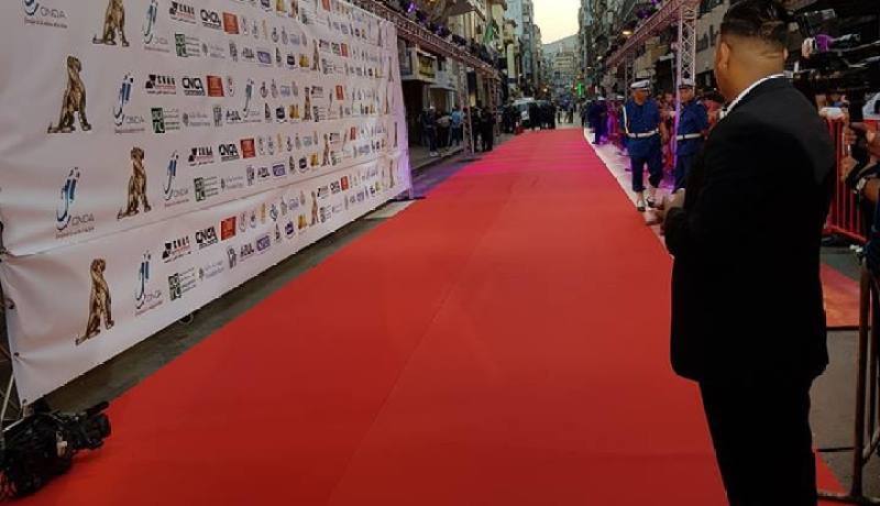 بالفيديو والصور.. البساط الأحمر يستقبل المشاركين في مهرجان وهران الدولي للفيلم العربي