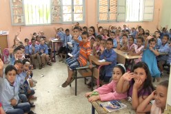 50تلميذا في القسم.. وتلاميذ يتلقون الدرس الافتتاحي داخل «شانطيات»