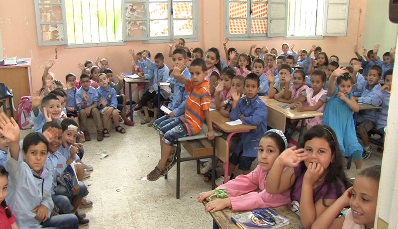 50تلميذا في القسم.. وتلاميذ يتلقون الدرس الافتتاحي داخل «شانطيات»