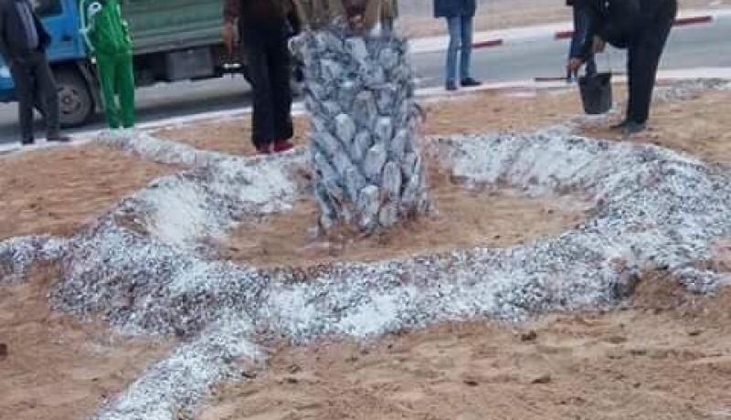 بالصور.. نخلة عملاقة تنمو في ظرف ساعة لاستقبال وزير في المسيلة