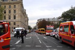 ماكرون يزور مقر الشرطة في باريس بعد مقتل 4 ضباط