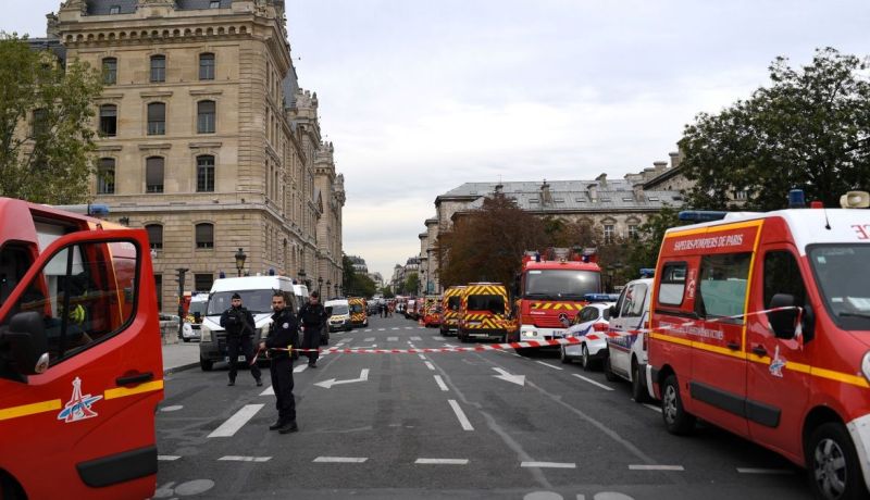 ماكرون يزور مقر الشرطة في باريس بعد مقتل 4 ضباط