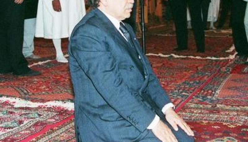 رئيس في النهار وشيخ زاهد في الليل