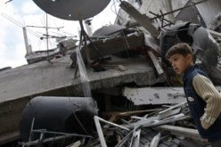 فلسطيني يستأجر جرافة لهدم منزله