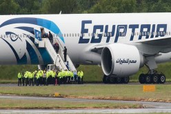 مصري يرتـدي حزاما ناسفا مزيّفا ويختطف طائرة مـن مطار الإسكندرية