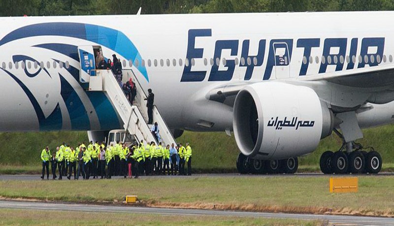 مصري يرتـدي حزاما ناسفا مزيّفا ويختطف طائرة مـن مطار الإسكندرية
