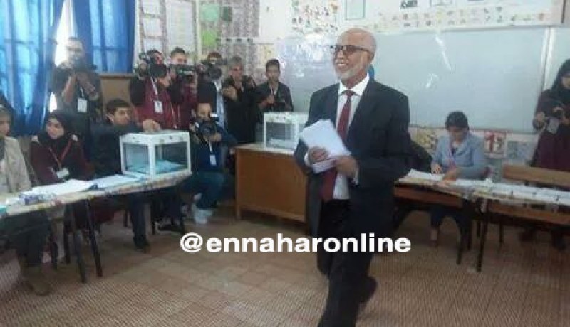 بالصور والفيديو بلخادم يؤدي واجبه الإنتخابي بمدرسة الغزالي بالعاصمة