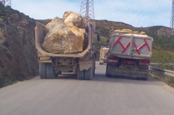 شاحنة محملة بالحجارة تقتحم محطة نقل مسافرين في تلمسان