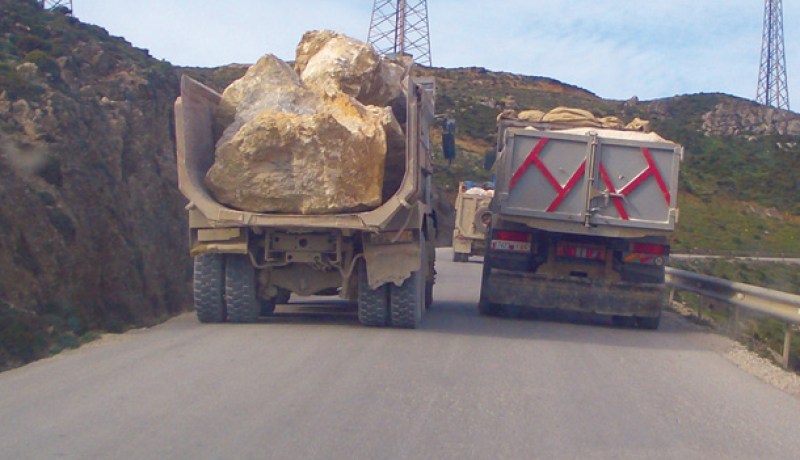 شاحنة محملة بالحجارة تقتحم محطة نقل مسافرين في تلمسان