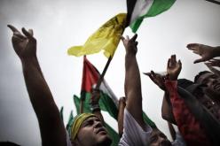 ابتهاج في غزة بعد توقيع الأسرى الفلسطينيين في سجون إسرائيل اتفاقا لإنهاء الإضراب عن الطعام