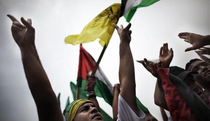ابتهاج في غزة بعد توقيع الأسرى الفلسطينيين في سجون إسرائيل اتفاقا لإنهاء الإضراب عن الطعام