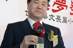 بوتفليقة يمنح وسام الاستحقاق الوطني من درجة “أثير” للكاتب الصيني مو يان