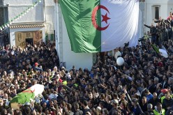 الجزائريون يودعون الدا الحسين بالزغاريد والـدموع