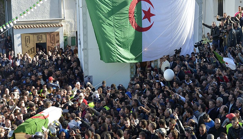 الجزائريون يودعون الدا الحسين بالزغاريد والـدموع