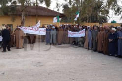 بالصور.. عشرات الموالين يحتجون أمام مقر الديوان الوطني للحبوب ببسكرة