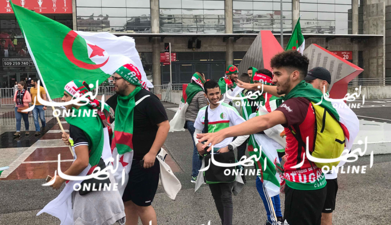 بالصور..أنصار الخضر يصنعون أجواءا حماسية أمام ملعب النور