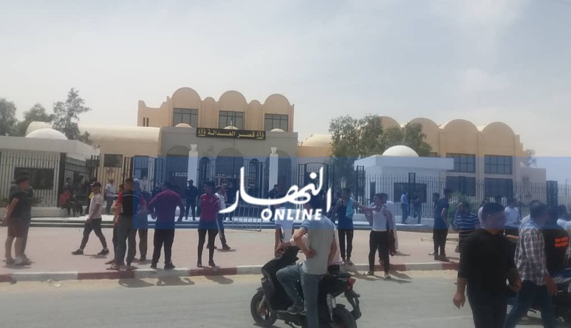 بالصور..شباب من الوادي يغلقون طريق مجلس القضاء والسبب الحُكم!