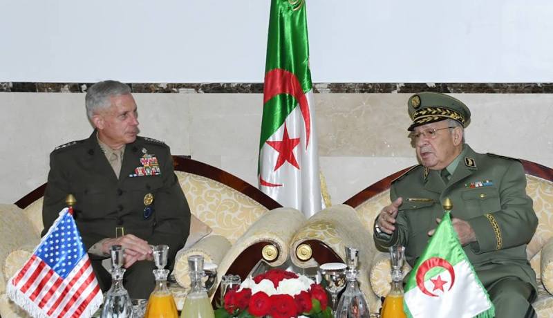 بالصور.. الفريق أحمد ڤايد صالح يستقبل القائد العام للأفريكوم