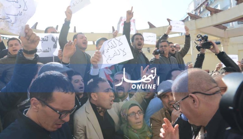 بالصور.. الصحفيون في وقفة سلمية بساحة حرية الصحافة بالعاصمة