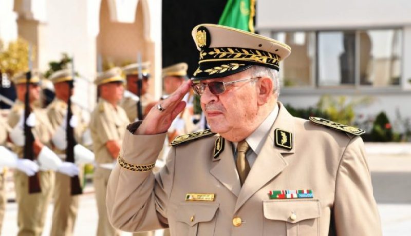 كبار المسؤولين يشرعون في إلقاء النظرة الأخيرة على جثمان الفريق ڨايد صالح
