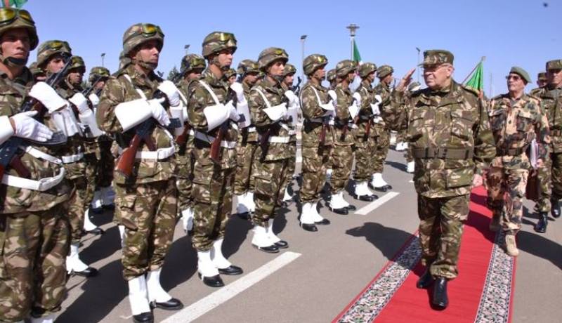 بالصور… قايد صالح يدعو أفراد الجيش الى مواصلة حماية الجزائر