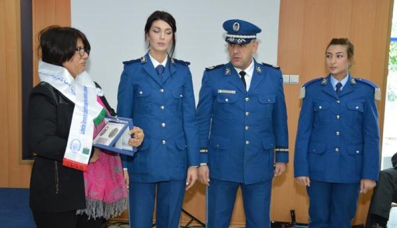 بالصور.. الشرطة تكرم رئيسة جمعية البركة