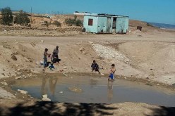 بالصور … هنا يسبح اطفال بلدية مدروسة بتيارت