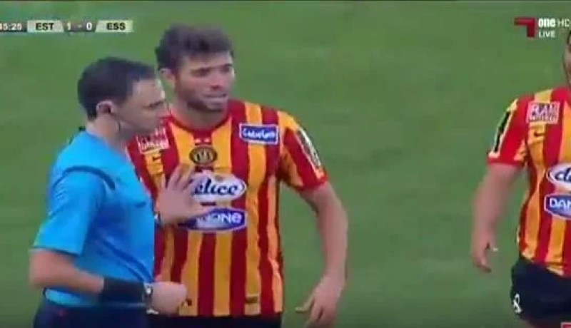 فيديو.. حكم يضرب لاعبًا إعترضا على قراره