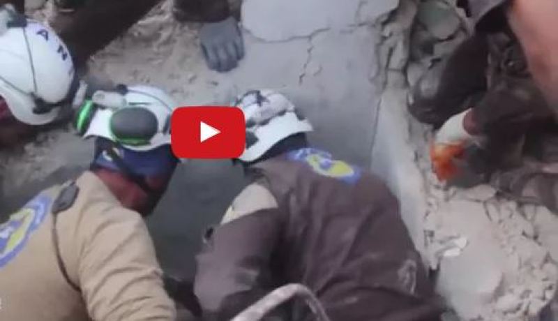 بالفيديو.. لحظة إنقاذ طفلين من تحت الأنقاض في حلب