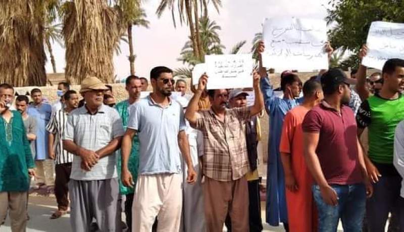 بالصور.. عشرات المواطنين في وقفة إحتجاجية للمطالبة بالتنمية في المنيعة