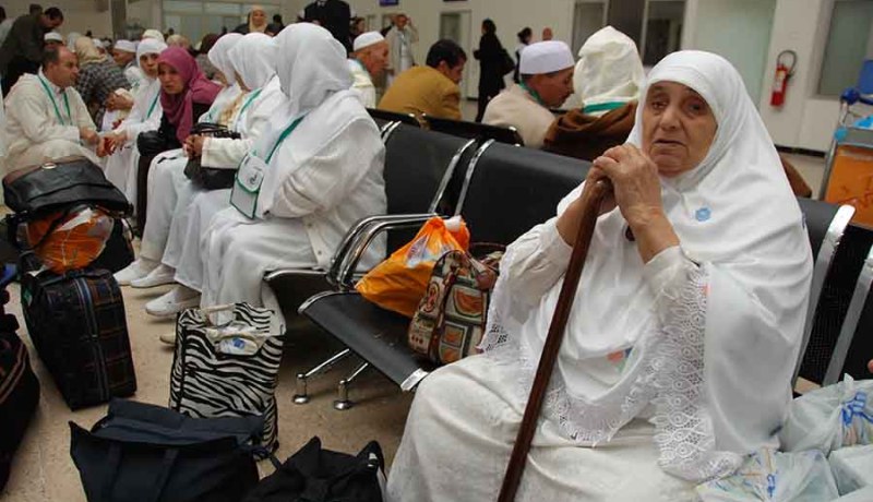 مصير مجهول لآلاف المعتمرين الجزائريين حجزوا عبر القطرية