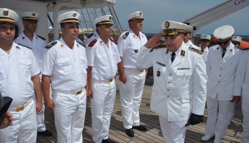 قائد القوات البحرية يشرف على تفتيش السفينة الشراعية المدرسة “الملاح”