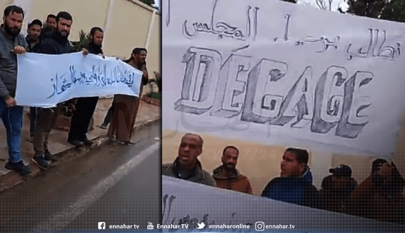 محتجون من مهدية يحتجون أمام مقر ولاية تيارت