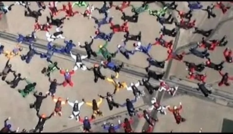 مظليون يحطمون رقما قياسيا في سماء كاليفورنيا