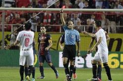 الاتحاد الأسباني يوقف حكم مباراة برشلونة وأشبيلية بسبب الأخطاء الفنية