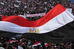 عشرات السوريين يهاجمون مقر سفارة سوريا في القاهرة