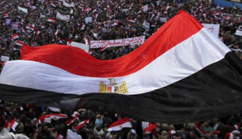 عشرات السوريين يهاجمون مقر سفارة سوريا في القاهرة