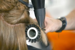 حلاقة تضرب زبونتها بمشط بعدما ادّعت أنها زوجة علي بن فليس