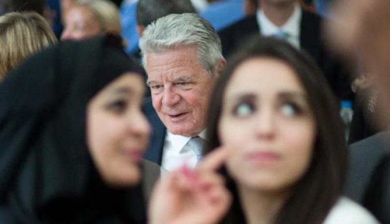 بالصور.. الرئيس الألماني يؤاخيم غاوك يشارك المسلمين في إفطار رمضان في برلين