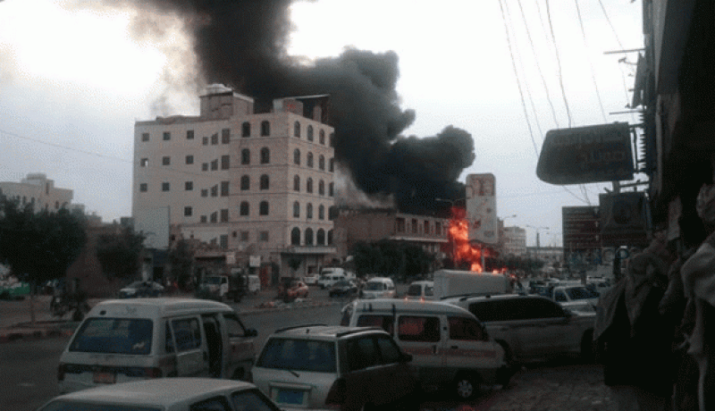 حريق ضخم يلتهم سوقاً سوداء للحوثيين في اليمن