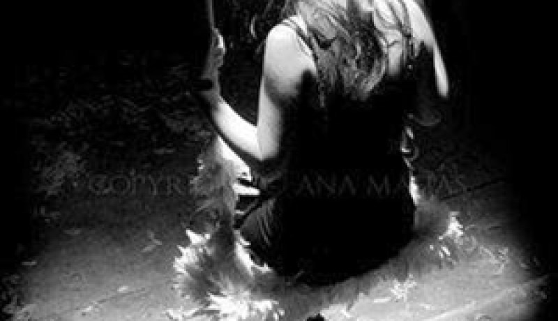 لماذا يحتفظ زوجي بتلك الصورة المشبوهة في هاتفه النقال؟