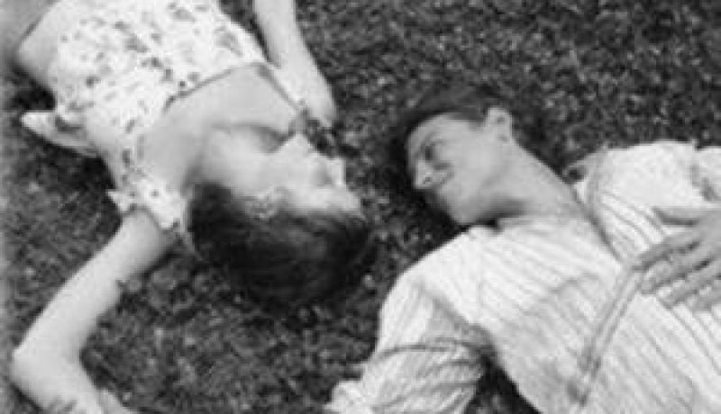 عشيق من عهد الضلال  يراودني على نفسي بعدما ترملت