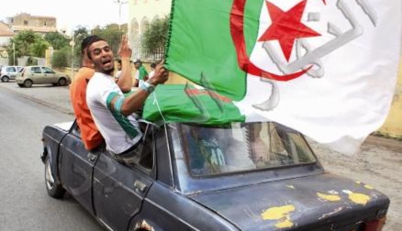 الجزائريون يهدون فوز الخضر لغزة