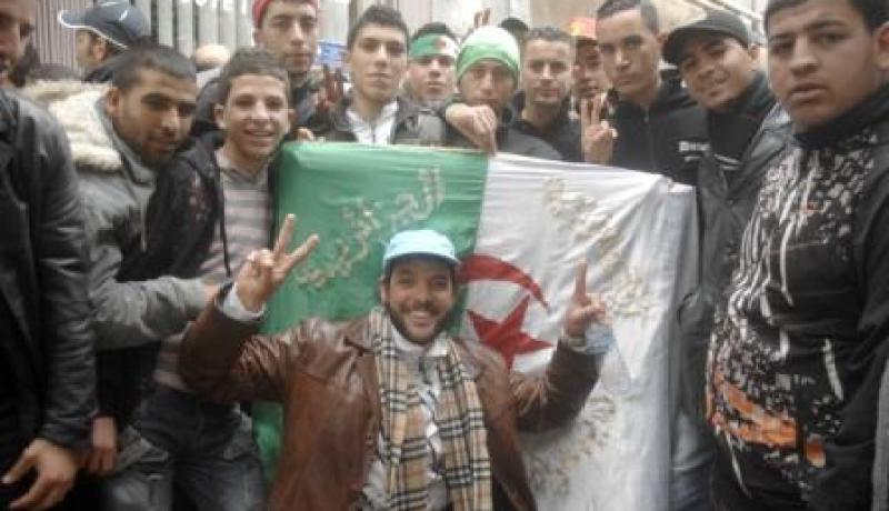 شباب يصرخون يا الدولة عاونينا عندنا 2 ملايين برك وحابين نفرحوا الخضر في أنغولا