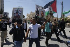 إضراب شامل لدى  الفلسطينيين تضامنا  مع الأسرى المضربيين عن الطعام