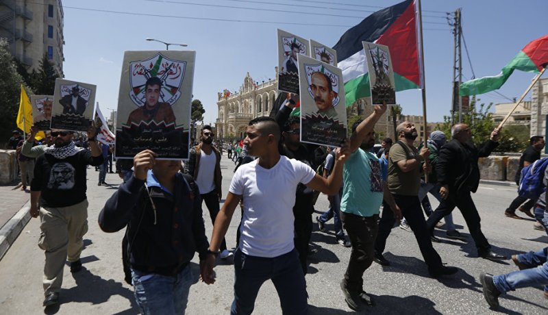 إضراب شامل لدى  الفلسطينيين تضامنا  مع الأسرى المضربيين عن الطعام