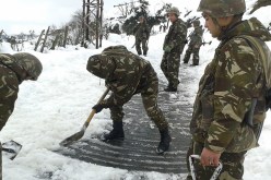 الجيش يفكّ العزلة عن قرى ومداشر حاصرتها الثلوج في تيزي وزو