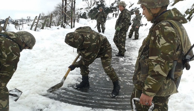 الجيش يفكّ العزلة عن قرى ومداشر حاصرتها الثلوج في تيزي وزو