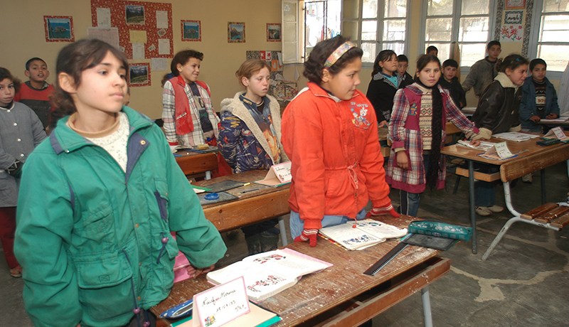 تلاميذ يدرسون بغرف تبريد في أكثر من 1000 مدرسة